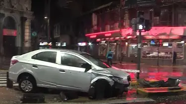 Impactante video: un hombre chocó contra el Metrobus en Flores por estar alcoholizado