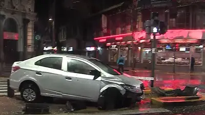Impactante video: un hombre chocó contra el Metrobus en Flores por estar alcoholizado Impactante video: un hombre chocó contra el Metrobus en Flores por estar alcoholizado
