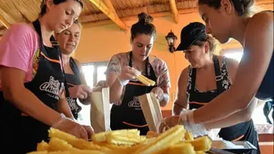 Personas haciendo churros Personas haciendo churros