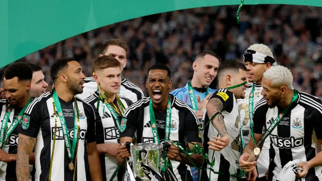 Liverpool rompe récord de traspasos de la Premier League con fichaje de delantero del Newcastle Isak