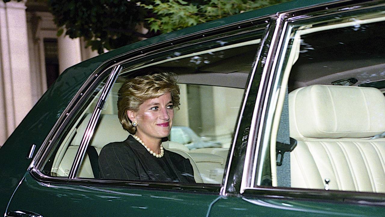 El Mercedes Benz S280: así era el elegante auto en el que murió Lady Di hace 28 años
