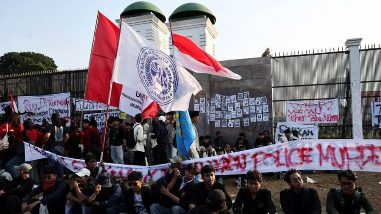 Grupos de DDHH denuncian el uso de gas lacrimógeno cerca de universidades en Indonesia