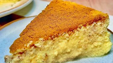 Receta sin harina y sin azúcar de torta de yogur: lleva solo 3 ingredientes, saludable y riquísima