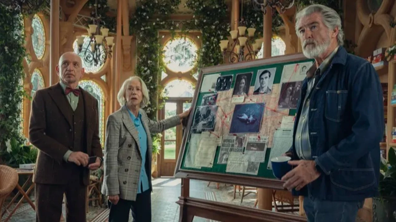 Pierce Brosnam, Helen Mirren y Ben Kingsley frente a una pizarra en la serie El club del crimen de los jueves.