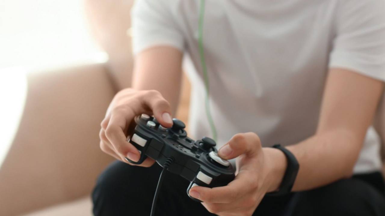 hombre con un joystick de playstation