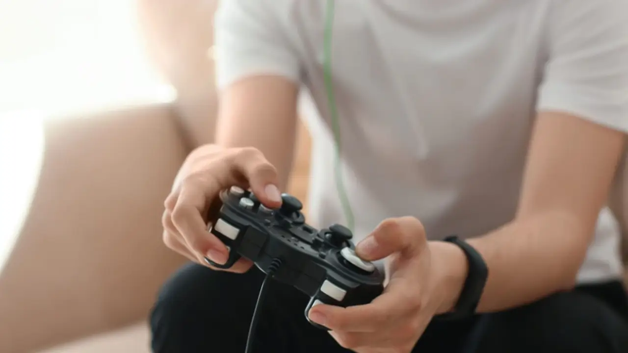 hombre con un joystick de playstation
