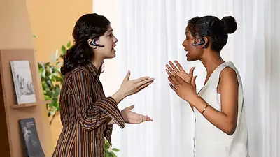 Personas hablando con un auricular puesto Personas hablando con un auricular puesto