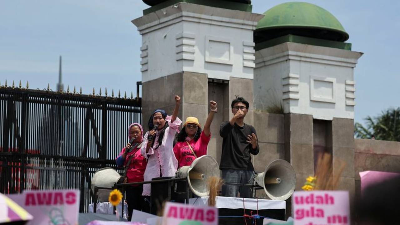 Con escobas en la mano como símbolo del cambio, mujeres indonesias se unen a las protestas de Yakarta