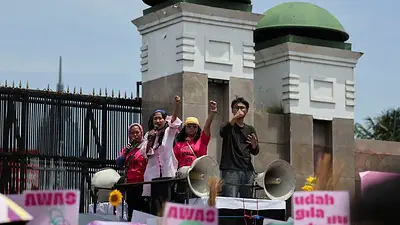 Con escobas en la mano como símbolo del cambio, mujeres indonesias se unen a las protestas de Yakarta Con escobas en la mano como símbolo del cambio, mujeres indonesias se unen a las protestas de Yakarta