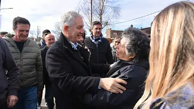 Alak y candidatos de Fuerza Patria recorren barrios de La Plata Alak y candidatos de Fuerza Patria recorren barrios de La Plata