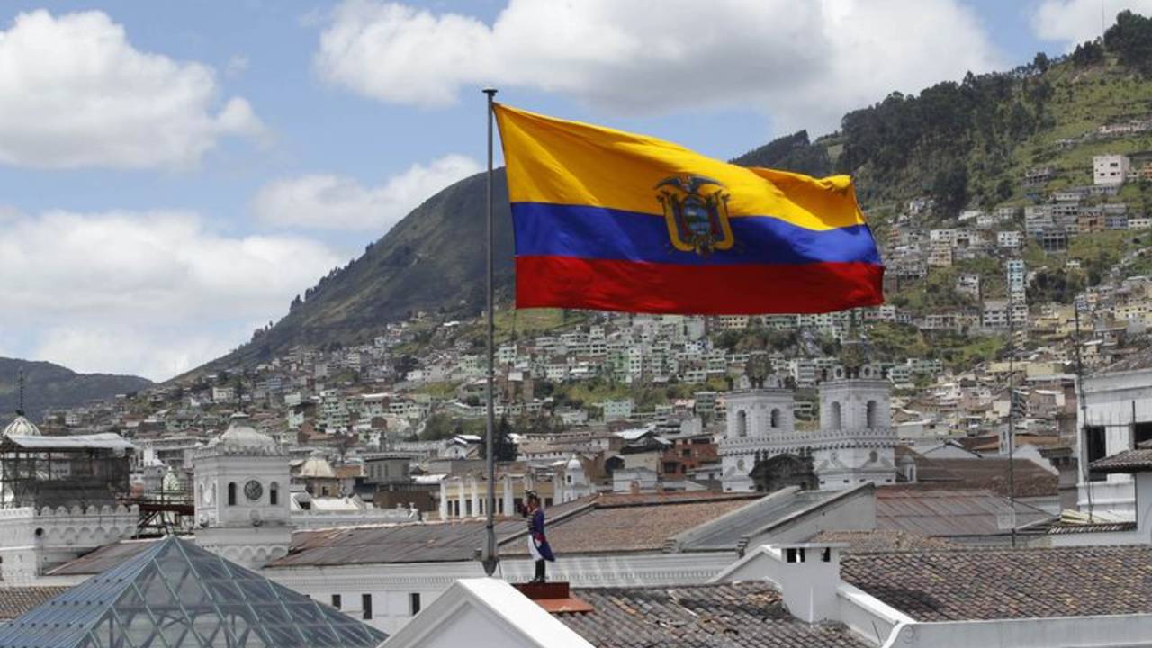 Ejército Ecuador dice detienen a 16 militares por supuesta fuga información de operaciones