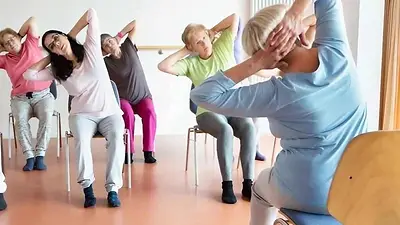 Personas haciendo yoga en silla Personas haciendo yoga en silla