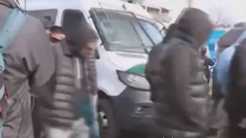 Con encapuchados, empieza a llegar la gente al acto de cierre de campaña de LLA en Moreno