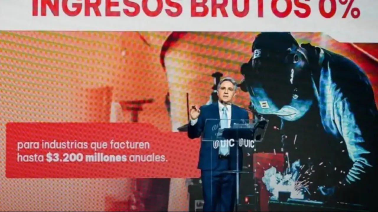 Llaryora apuntó contra el modelo de Milei por la crisis que sufre la industria