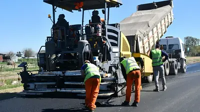 Hombres trabajando en una ruta Hombres trabajando en una ruta