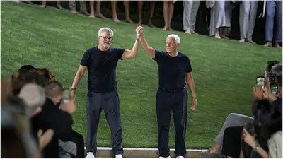 Giorgio Armani y Leo Dell'Orco tomados de la mano. Giorgio Armani y Leo Dell'Orco tomados de la mano.