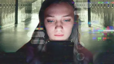 Una chica observa su teléfono y la pantalla brilla en su cara Una chica observa su teléfono y la pantalla brilla en su cara