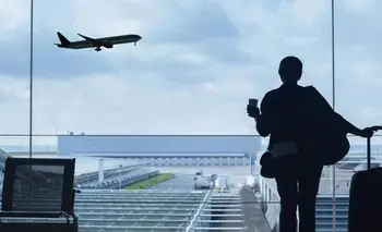 Alerta en el sector aeronáutico: gremios advierten por miles de empleos en riesgo   | Como en los '90