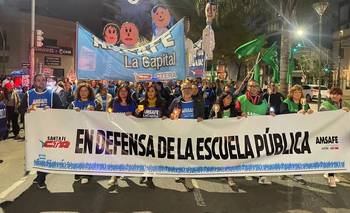Docentes marcharon con antorchas para exigirle a Pullaro mejoras salariales | Ajuste
