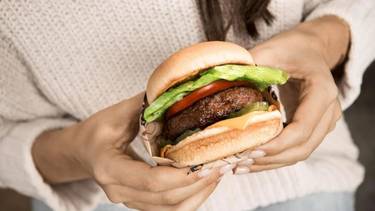 "Low Carb": la polémica hamburguesa que se viralizó e indignó a los amantes de la comida rápida