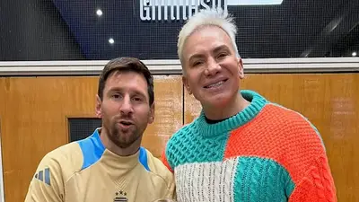 Flavio Mendoza junto a Lionel Messi. Flavio Mendoza junto a Lionel Messi.