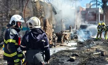 Voraz incendio en un pueblo de Santa Fe: explotaron tanques de combustible  | Sociedad