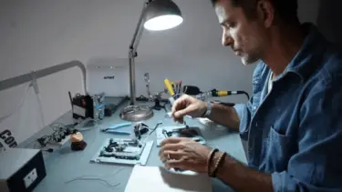 Creó un furby con la voz de Borges que te asiste como Alexa y otros aparatos inspirados en libros: la historia del excéntrico “maker”