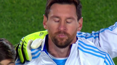 La emoción de Lionel Messi en el himno argentino junto a sus hijos: Thiago, Ciro y Mateo