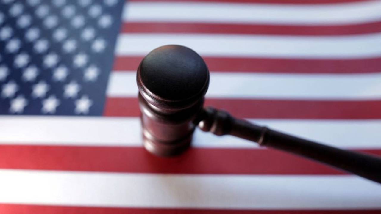 Un tribunal rechaza la política de Trump sobre pasaportes para personas transgénero