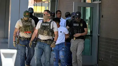 Decenas de detenidos en redadas de inmigración en el estado de Nueva York, según la gobernadora Decenas de detenidos en redadas de inmigración en el estado de Nueva York, según la gobernadora