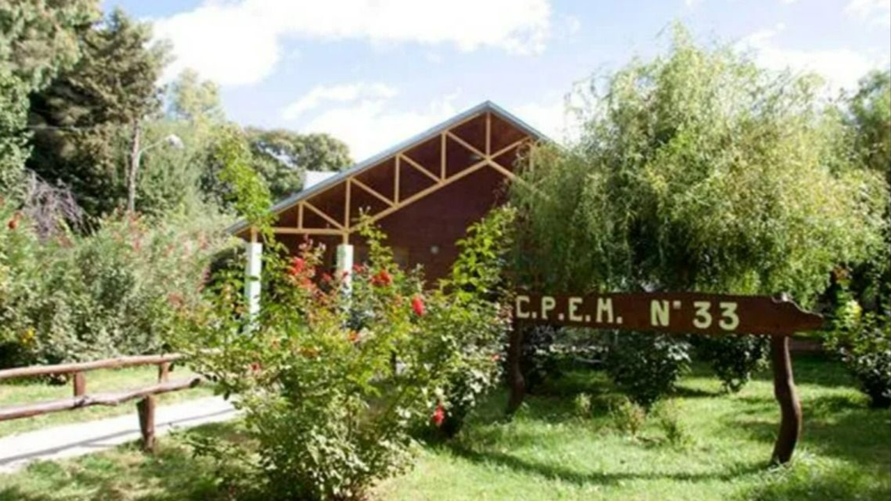 Terror en una escuela de Neuquén: un adolescente fue armado con un cuchillo y denuncian que tenía más de 130 denuncias previas