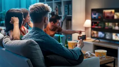 Un grupo de amigos busca que ver en la televisión. Un grupo de amigos busca que ver en la televisión.