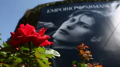 Una solitaria rosa roja frente a Armani: Milán llora a su "rey" de la moda Una solitaria rosa roja frente a Armani: Milán llora a su "rey" de la moda