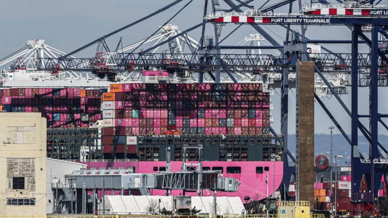 Estados Unidos planea imponer restricciones a importaciones de drones y vehículos pesados chinos
