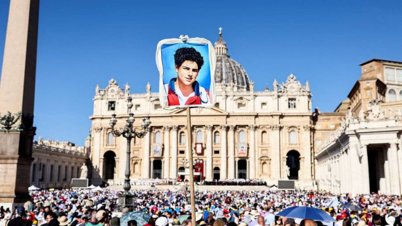 Un joven programador es consagrado como el primer santo millennial católico en ceremonia en el Vaticano