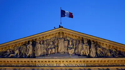 El Gobierno francés, al borde del abismo ante la inminente moción de confianza El Gobierno francés, al borde del abismo ante la inminente moción de confianza