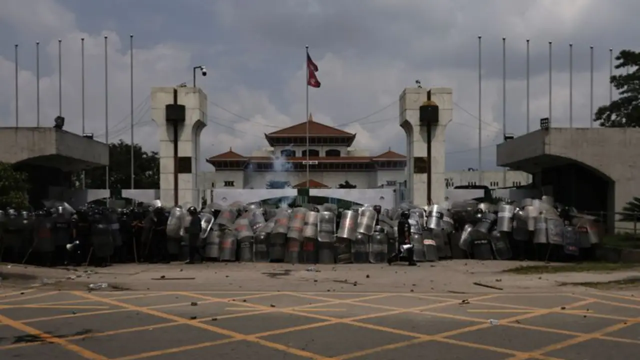 Disparan gases lacrimógenos y balas de goma contra los manifestantes frente al Parlamento de Nepal