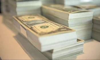 Los dólares no alcanzan: a la compra de personas se sumó la fuga de empresas | Dólares