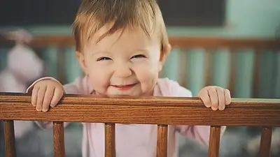 Nena en una cuna sonriendo. Nena en una cuna sonriendo.