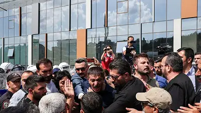 La oposición turca bloqueó con mesas y sillas el asedio policial a su sede La oposición turca bloqueó con mesas y sillas el asedio policial a su sede