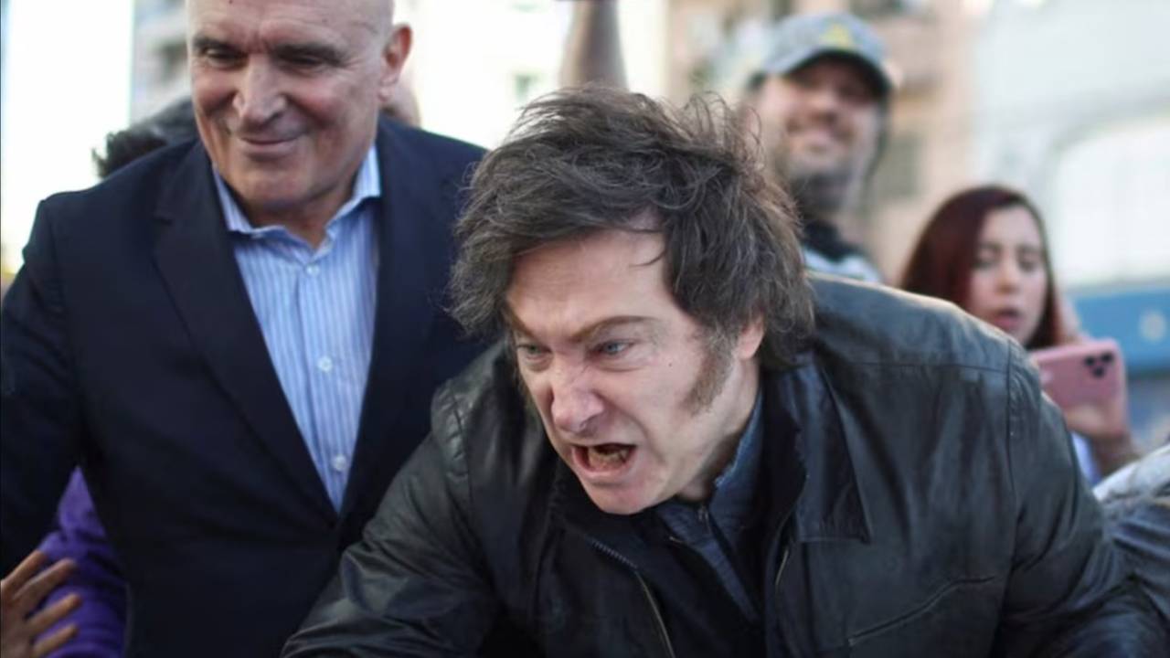 Milei frenó la obra cloacal, pero los libertarios culpan a los bonaerenses de usar "baldes"