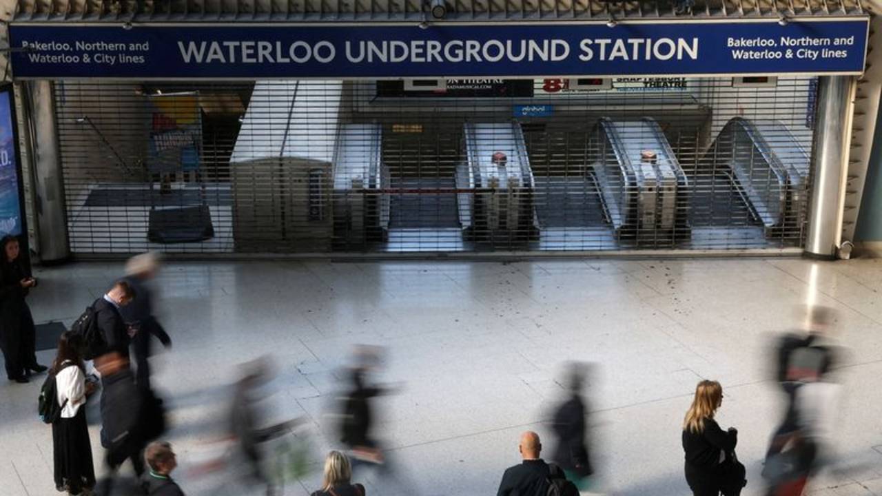 Los londinenses recurren a bicicletas y barcos en el segundo día de huelga del metro
