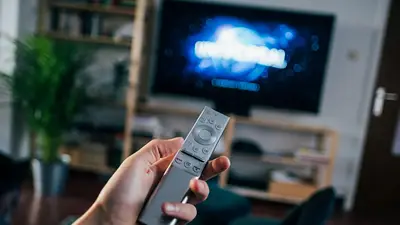 Televisor muestra una película. Televisor muestra una película.