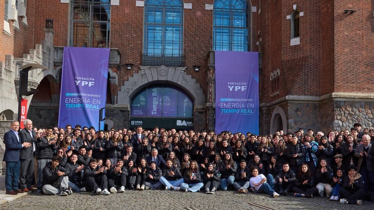 Gran foto grupal del cierre del Encuentro Anual de Fundación YPF con becarios en la Usina del Arte.
