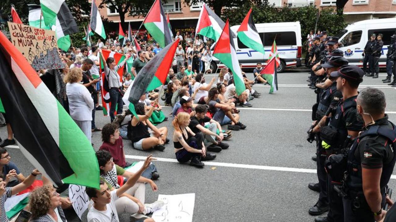 Director de Vuelta a España promete terminar la carrera en Madrid, califica protestas de ilegales
