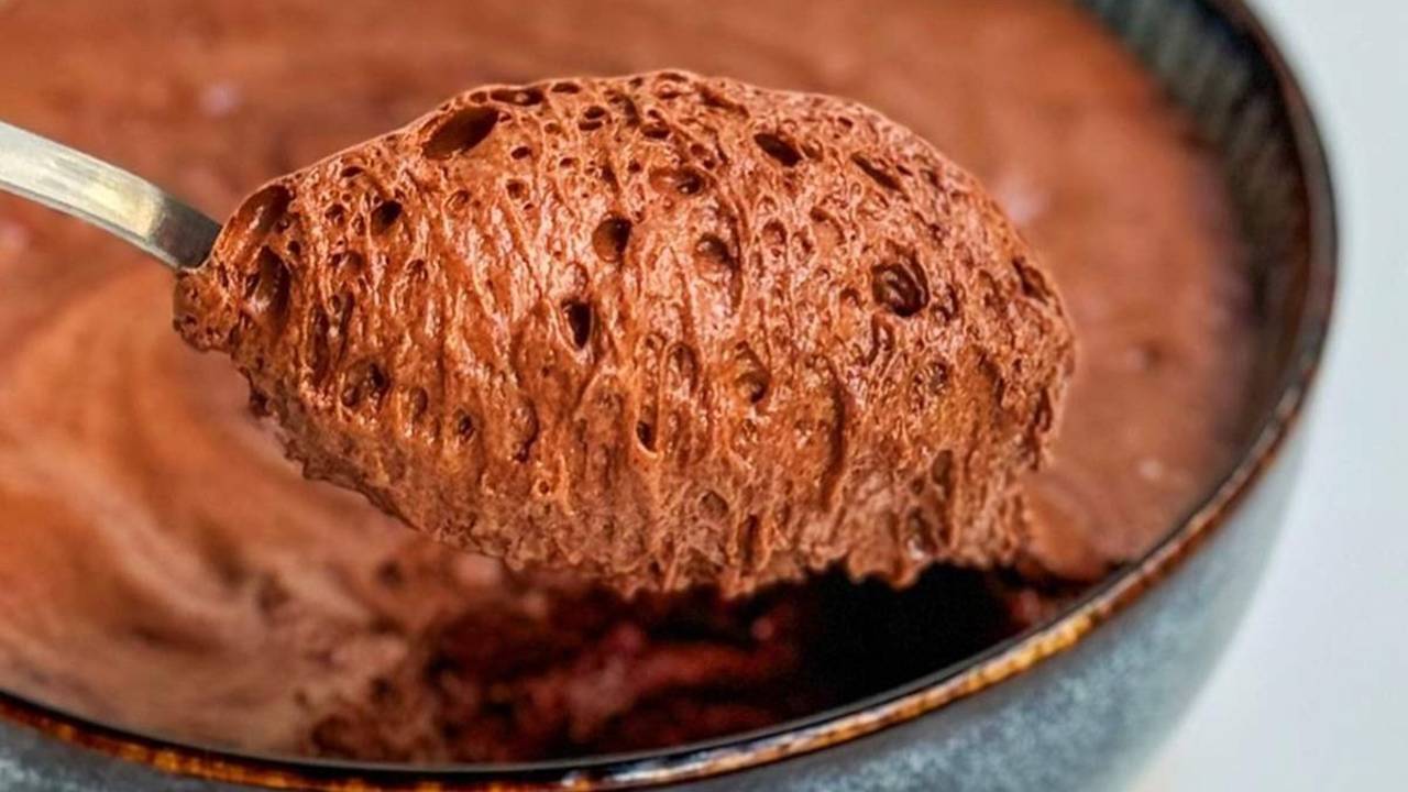 Receta de mousse de chocolate proteico. Cómo hacer mousse de chocolate proteico con huevo duro. Mousse de chocolate saludable.