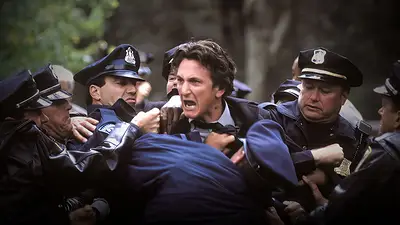 Sean Pean en la película Río místico Sean Pean en la película Río místico