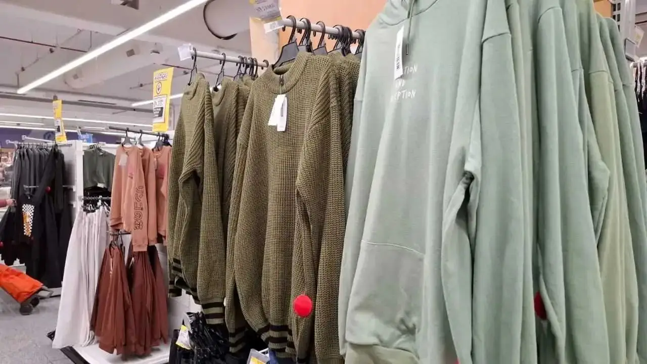 Camperas por menos de 25 mil pesos: grandes descuentos en un histórico supermercado 