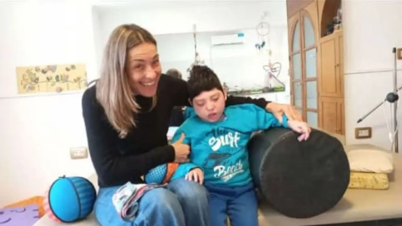 Tuvo meningitis de bebé y un tratamiento en México puede cambiar su vida: la familia de Noah recauda fondos