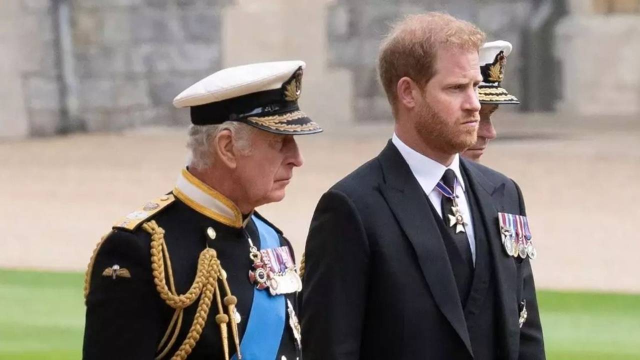 El rey Carlos III y el príncipe Harry